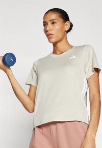 adidas Performance TRAIN ESSENTIALS 3STRIPES WORKOUT - Sportovní tričko - alumina/white