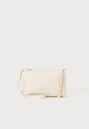 Bolso bandolera Valentino color crema con cremallera dorada, logotipo dorado de la marca y letras doradas formando la palabra Valentino en la correa ajustable.