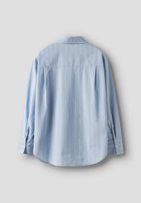 Camicia azzurro chiaro a maniche lunghe con righe bianche verticali, colletto classico e polsini abbottonati. Tessuto morbido e liscio con una vestibilità rilassata.