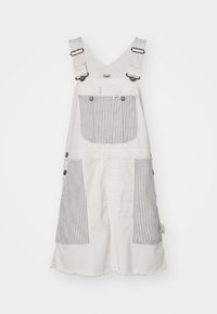Robe salopette en denim blanc avec poches à rayures verticales noires et bretelles réglables sur un fond uni.