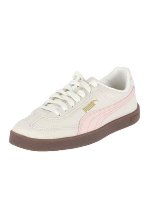 Zapatilla Puma blanca y rosa pálido con suela marrón, cierre de cordones en la parte delantera y logo dorado de Puma en el lateral, ligeramente inclinada hacia la izquierda.