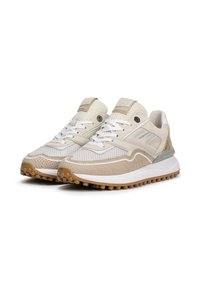 Sneakers beige e bianchi realizzati in mesh e pelle, con un design strutturato, lacci rotondi e una suola in gomma con punti di trazione.