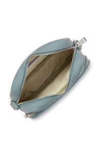 Borsetta in pelle azzurra chiara con chiusura a zip, caratterizzata da una texture liscia e un interno in tessuto beige con una tasca aggiuntiva.