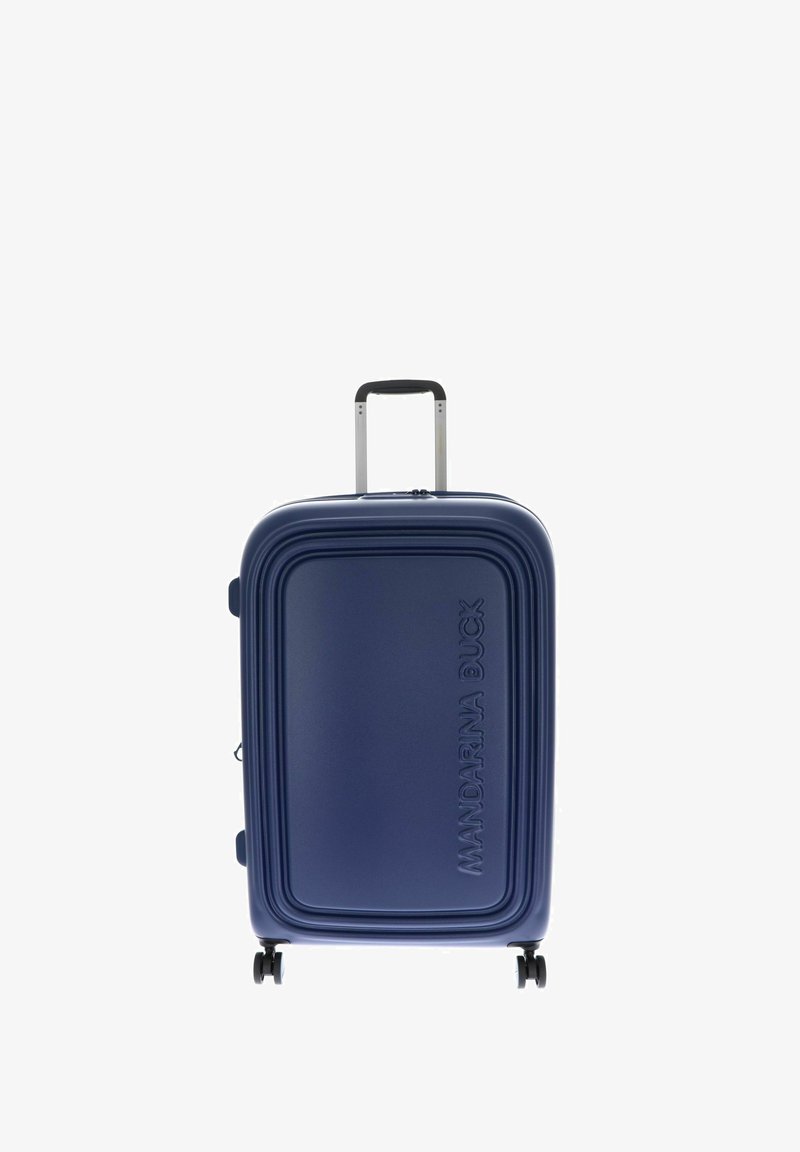 Valise rigide bleu marine à quatre roues avec une poignée télescopique extensible, ornée du logo embossé "Mandarina Duck".