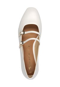 Chaussure en cuir blanche à bout rond, avec deux lanières décoratives fixées par des boucles en or. Texture lisse, semelle plate et design neutre.