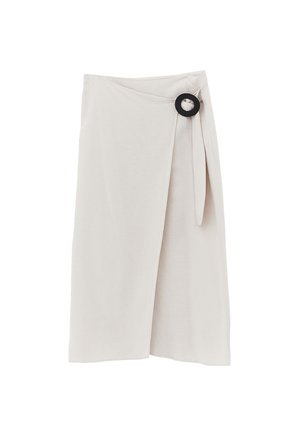 Falda midi cruzada beige claro con un detalle de hebilla circular negra en el lateral, con una abertura frontal.