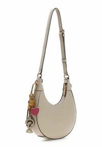 Sac à main en cuir beige avec une forme incurvée, doté d'une chaîne dorée et d'accents décoratifs en forme de cœur et de point d'interrogation.