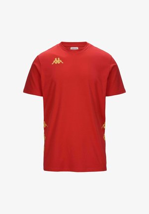 T-shirt in cotone rosso con scollatura rotonda, maniche corte e loghi Kappa dorati sul petto e sui lati, che enfatizzano un design sportivo.