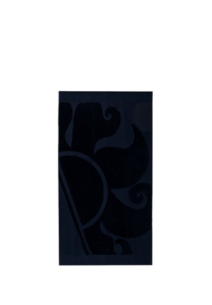 Tappeto rettangolare scuro con un grande motivo floreale sottile caratterizzato da petali curvi e foglie in tonalità nere più profonde.