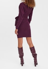 Vero Moda Pletené šaty - bordeaux
