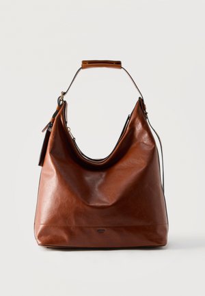 Borsa a tracolla in pelle marrone con struttura morbida, manico singolo imbottito e cuciture visibili su sfondo neutro.