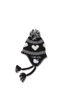Schwarze und weiße gestrickte Mütze mit einem Herzmuster, geflochtenen Bändern und einem Pompon. Auf der Vorderseite befindet sich ein Hello Kitty-Design.