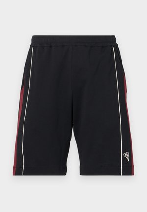 Sorte shorts laget av mykt stoff, med maroon sidepaneler, hvit piping og en liten hjerte-logo på kanten. Elastisk midje for komfort.