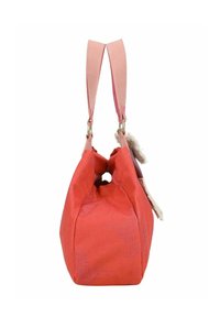 Sac à main en tissu corail avec un haut froncé, des poignées en cuir rose, des accessoires en métal doré, et un accent décoratif moelleux attaché.