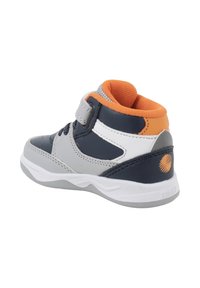 Sneaker alta blu navy e grigia con accenti arancioni, dotata di cinturino in Velcro, fodera in tessuto strutturato e suola in gomma per una migliore trazione.