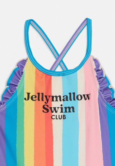 Πολύχρωμο μαγιό με ρίγες σε ροζ, μπλε, κίτρινο και πορτοκαλί αποχρώσεις, με φρου φρ�ου στους ώμους και μαύρο κείμενο "Jellymallow Swim Club".