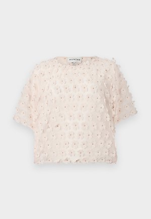 Ροζ τοπ από υφασμάτινη υφή με 3D λουλουδένια εφαρμογή. Κοντά μανίκια και στρογγυλή λαιμόκοψη, σχεδιασμένο για άνετη εφαρμογή.