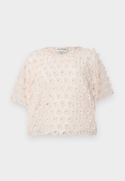 Ροζ τοπ από υφασμάτινη υφή με 3D λουλουδένια εφαρμογή. Κοντά μανίκια και στρογγυλή λαιμόκοψη, σχεδιασμένο για άνετη εφαρμογή.