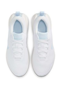 Zapatillas deportivas blancas con una parte superior de malla transpirable, sutiles acentos en azul claro y cordones planos. Cuello acolchado y suela texturizada para mayor agarre.