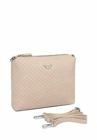 Béžová syntetická kabelka s prošívanou texturou, zapínáním na zip a stříbrnými kovovými doplňky. Součástí jsou dva odnímatelné popruhy pro volitelný způsob nošení.