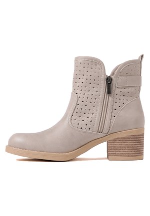 Stivale alla caviglia grigio chiaro, realizzato in suede perforato con cerniera laterale e un tacco impilato a strisce. Punta liscia e suola robusta.