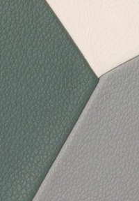 Textuurleer in drie kleuren: donkergroen, lichtgrijs en crème. Elk segment heeft een distinctieve, gladde afwerking met diagonale naden.