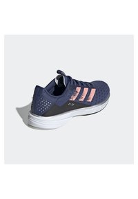 Námořnická sportovní bota s růžovými akcenty, síťovaným svrškem, textura na bočním panelu, reflexní detaily a bílou gumovou podešví.