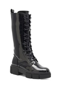 Knee-high musta läikiva nahaga lahingu saabas paksu platvormi tallaga, millel on nööpimisega esiosa, ümar varvas ja tõmbluku küljes.