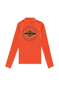 Rash guard de manga larga naranja con un diseño de logo circular en negro y rojo en la parte posterior que dice "PRODUCTOS DE SURF DE CALIDAD - DESDE 1973".