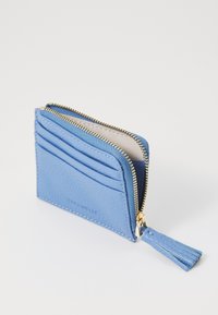 Portafoglio in pelle blu con chiusura a zip, più scomparti per carte e un accento di nappina. Superficie texturizzata con zip e dettagli cuciti in tonalità oro.