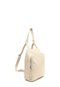 Mochila de cuero crema con diseño floral en relieve, correas ajustables y un bolsillo con cremallera en la parte frontal, que presenta una textura suave y una forma elegante.