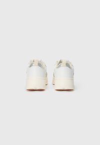 Witte sneakers met een gladde leren afwerking, gaasaccenten en een dikke beige zool.Voorzien van een subtiele hieltab voor gemakkelijke instap.