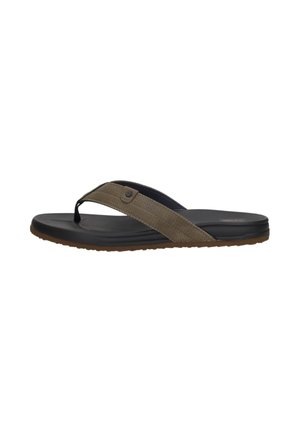 Bruine en zwarte flip-flops voor mannen met een gestructureerde voetbed en geperforeerde band op een witte achtergrond.