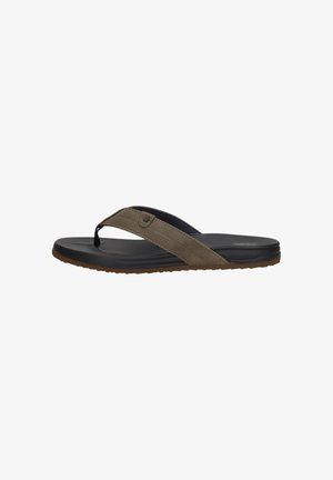 Bruine en zwarte flip-flops voor mannen met een gestructureerde voetbed en geperforeerde band op een witte achtergrond.
