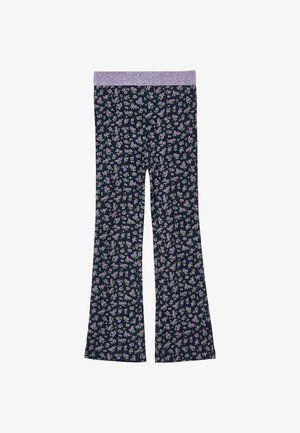 Pantalon évasé bleu marine avec un petit motif floral rose et une large ceinture élastique violette claire scintillante.