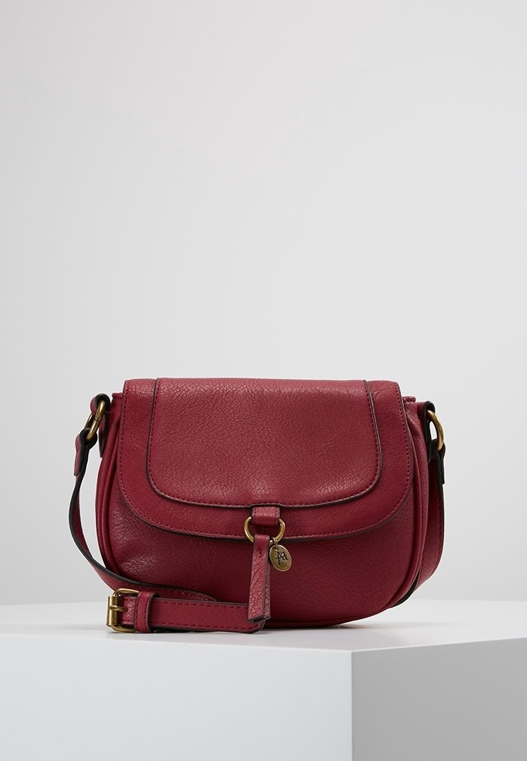 Borsa a tracolla rossa in pelle con superficie texture, chiusura a patta, hardware in tonalità oro, tracolla regolabile e dettagli del logo sottili.