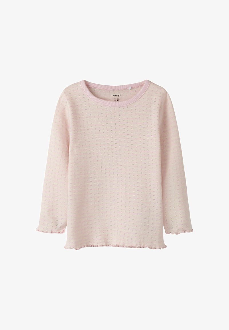 Lichtroze lange mouwen peuter shirt met een klein oogjespatroon, ronde halslijn en gegolfde randen aan mouwen en zoom.