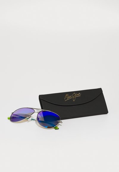 Occhiali da sole Maui Jim con montatura in argento metallico, lenti blu sfumate e dettagli verdi, insieme a una custodia nera con branding dorato.