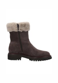 Bruine suède enkellaars met dikke zwarte profielzool, beige neplederen manchet en een zwarte zijrits.