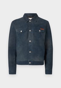 Σκούρο μπλε σουέντ μπουφάν με κλεισίματα από ασημί κουμπιά, δύο τσέπες στο στήθος με κουμπιά και ένα μικρό καφέ δερμάτινο λογότυπο μάρκας στο αριστερό στήθος.