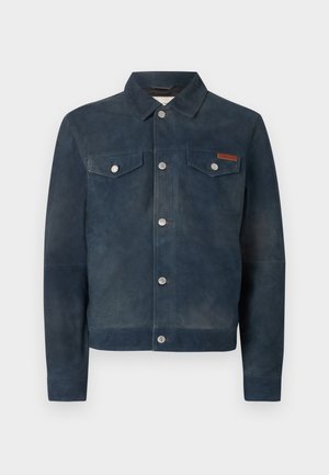 Temno modra jakna iz semiša s srebrnimi gumbi, dvema gumbnima žepoma na prsih in majhno rjavo usnjeno znamko na levi strani prsi.