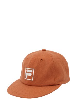 Bruine wollen baseballcap met een vlakke rand, voorzien van een wit logo-embleem aan de voorkant. Gladde textuur met geborduurde details.