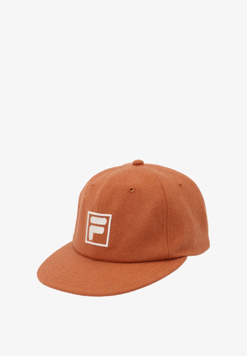 Cappellino da baseball in lana marrone con visiera piatta, caratterizzato da un emblema bianco sul davanti. Texture liscia con dettagli ricamati.