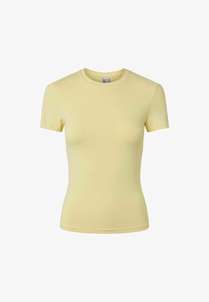 Sárga, rövid ujjú, testhezálló, kerek nyakú póló sima anyagból, minta és logó nélkül, fehér háttéren bemutatva.