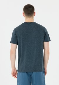 Kortärmad mörkgrå melerad t-shirt med rund halsringning, tillverkad av mjukt tyg, med en avslappnad passform och rak nederkant bak.