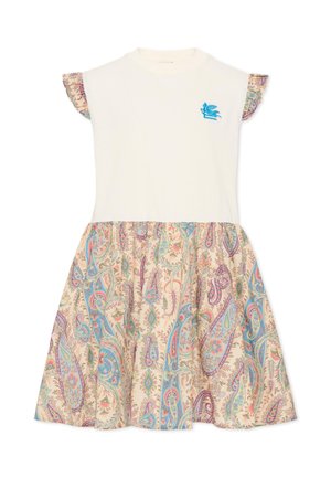 Vestido corto de manga corta color crema con bordado de pájaro azul en el pecho, falda con estampado floral de estilo paisley y bordes de las mangas con volantes en colores pastel.