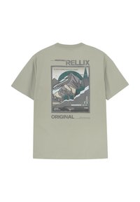 Lys grøn bomulds T-shirt med et grafisk print af bjerge og træer, med teksten "RELLIX" og "ORIGINAL" i sort.