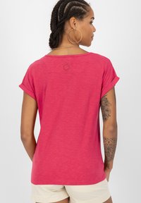 Korte mouwen, relaxed-fit t-shirt in felroze, gemaakt van zachte stof, met een ronde halslijn en een klein embleem op de achterkant.