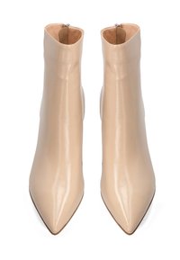Beige, lesklé kožené kotníkové boty s špičatou špičkou a elegantním designem. Mají boční zip pro snadné obouvání. Hladký povrch a minimální akcenty.