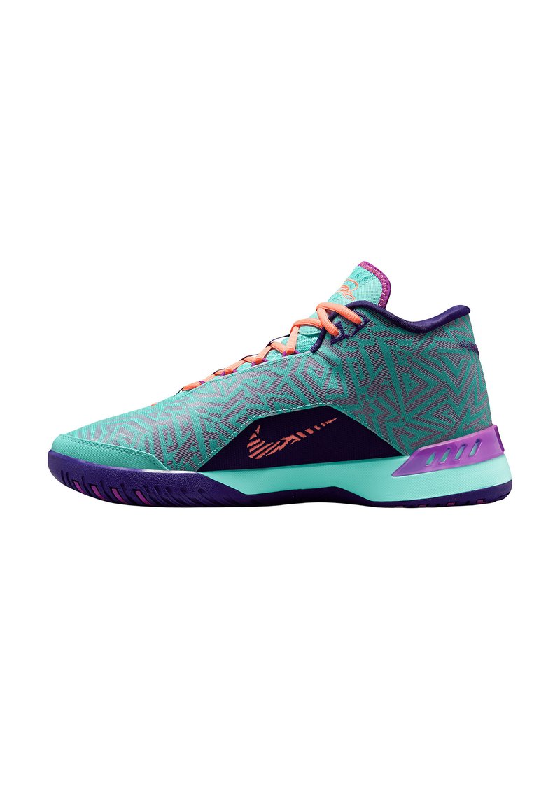 Mittel-hohe türkisfarbene Basketballschuhe mit geometrischen Mustern, korallenfarbenen Schnürsenkeln, lila Akzenten und einem stilisierten Swoosh-Logo an der Seite.